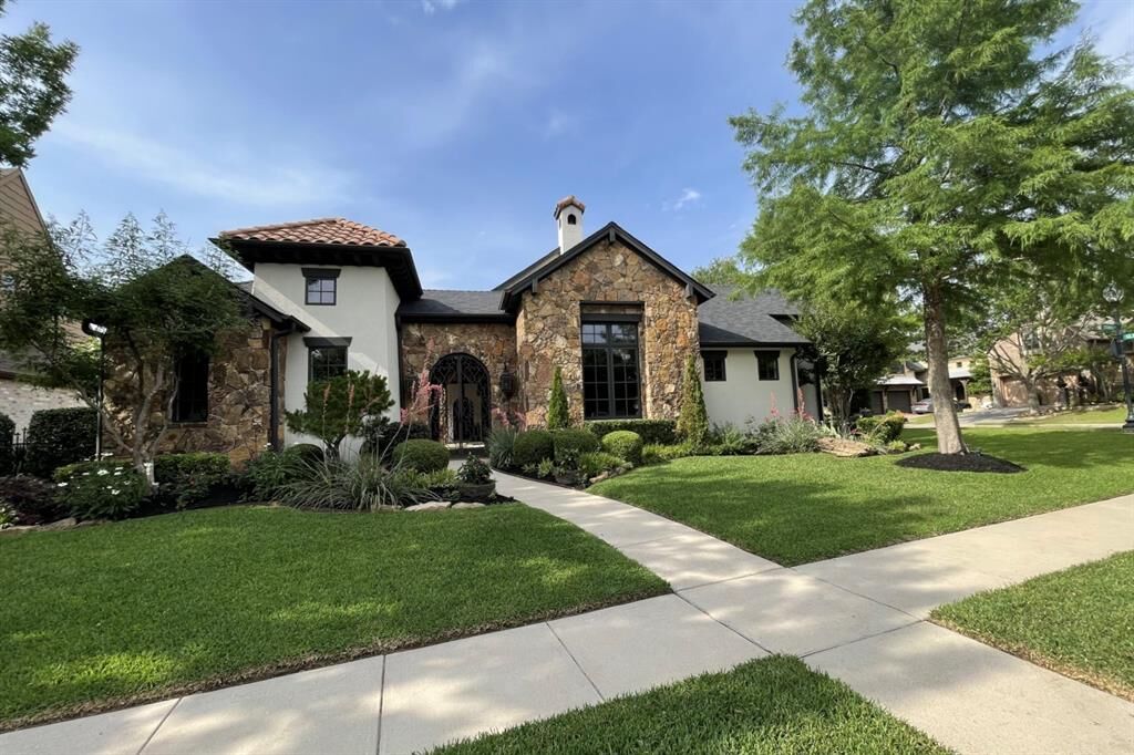 Property Photo:  2825 Cotswold Court  TX 76248 