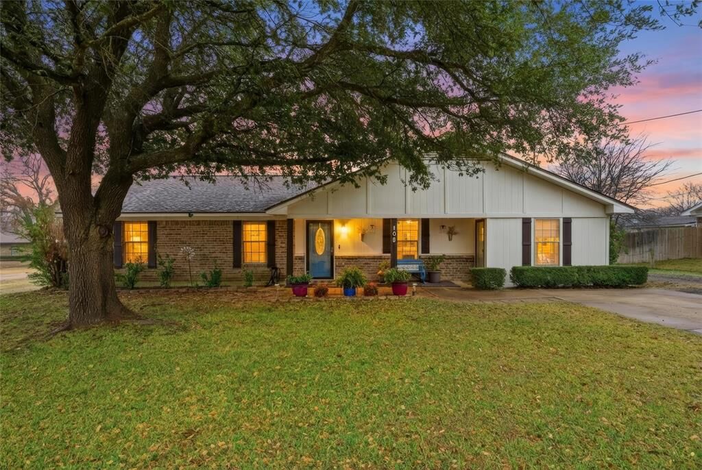 Property Photo:  109 E Moonlight Drive  TX 76706 