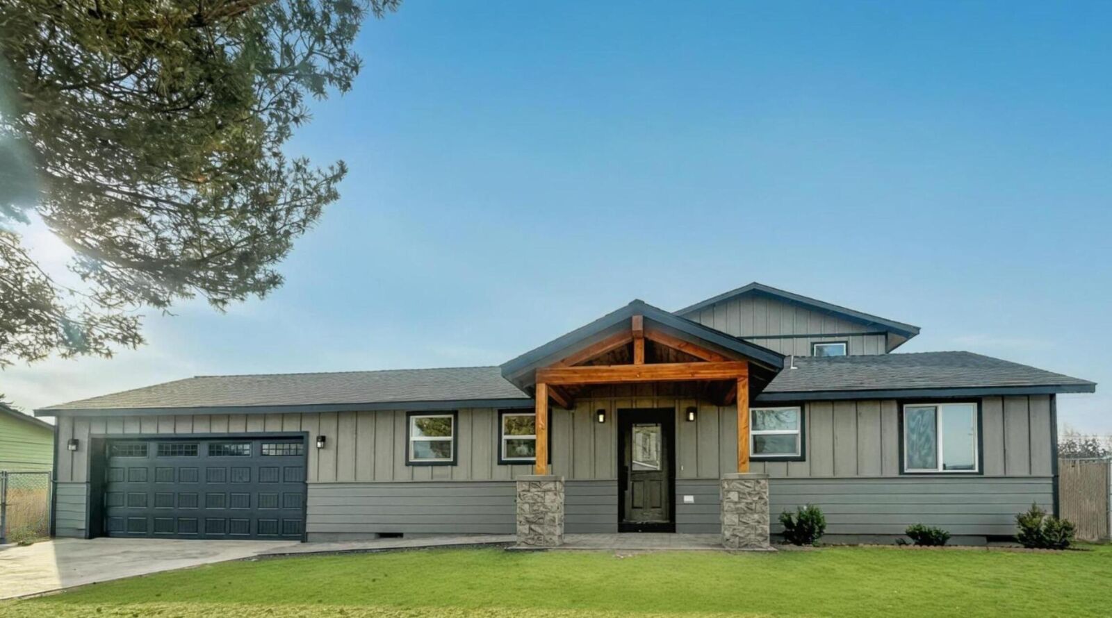 Property Photo:  551 SE Holly Street  OR 97754 