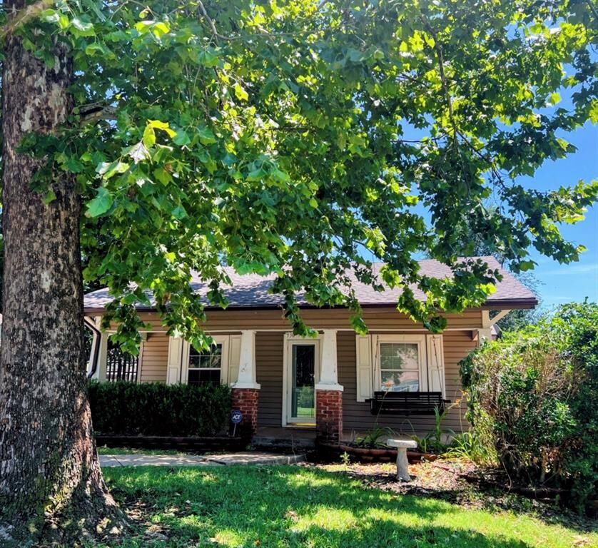 Property Photo:  930 Maple Street  OK 73099 