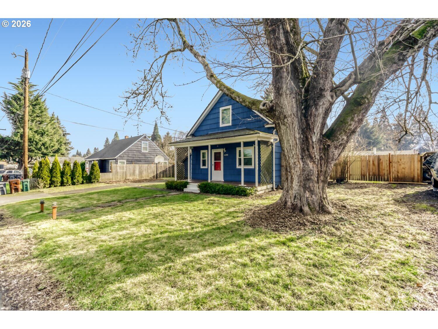 Property Photo:  1680 SE Maple Ct  OR 97123 