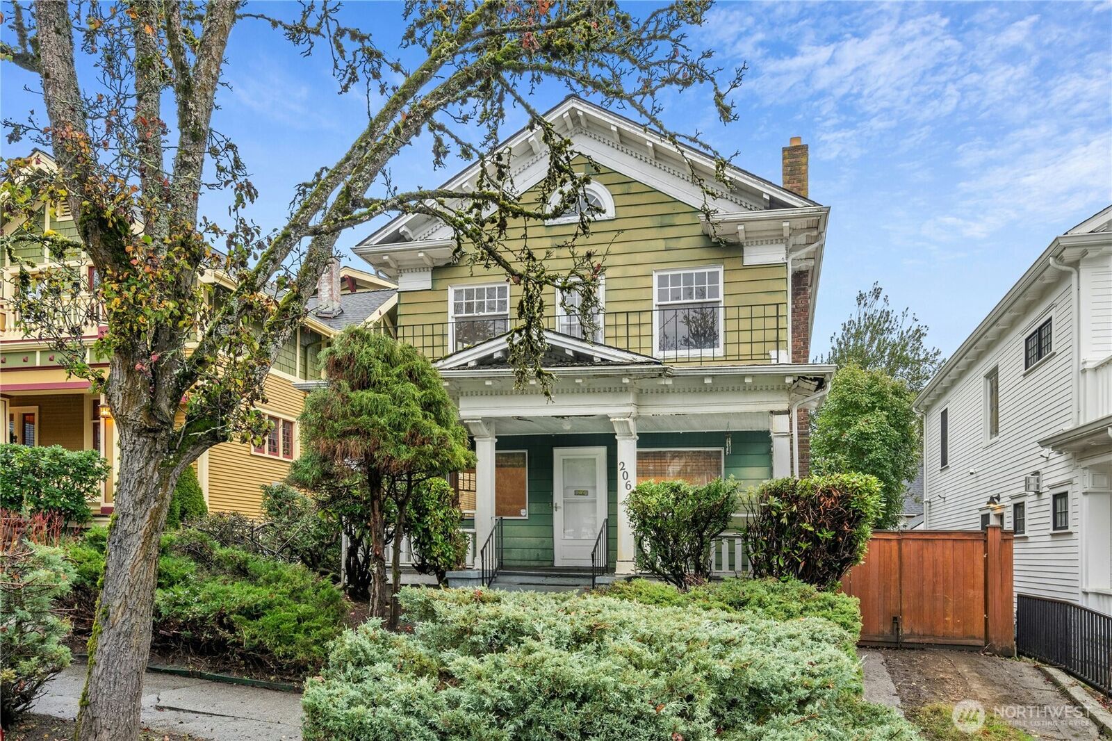 Property Photo:  206  32nd Avenue  WA 98122 