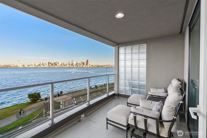 Property Photo:  1005  Harbor Avenue SW 400  WA 98116 