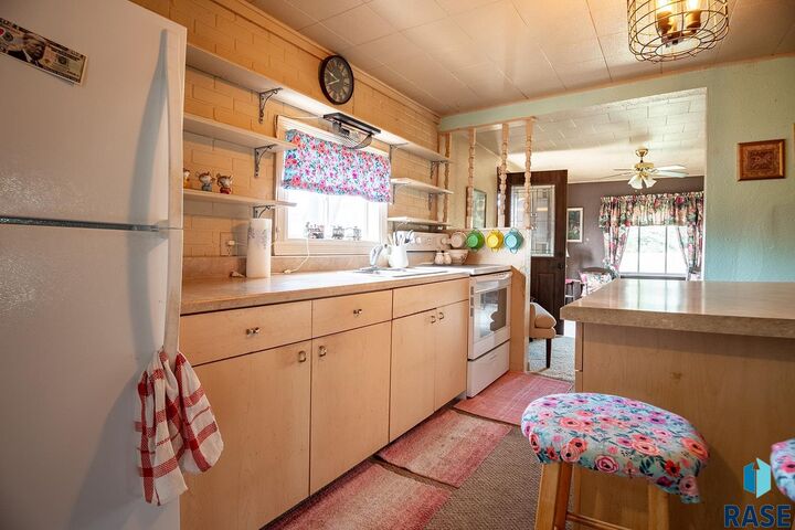 Property Photo:  402 E 1st St  SD 57043 