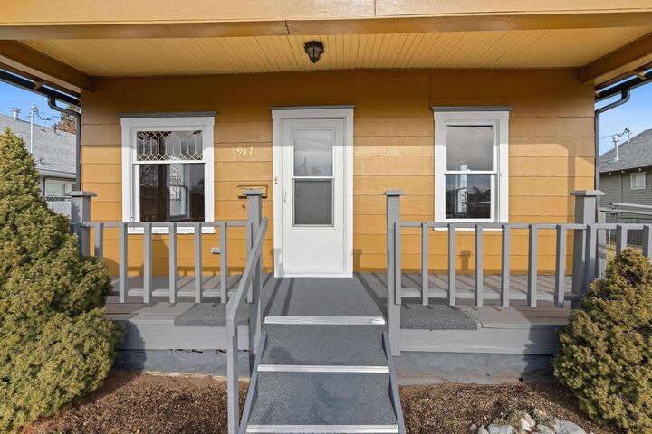Property Photo: 917 E Longfellow Ave WA 99208