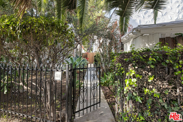 Property Photo:  3303 S Durango Ave  CA 90034 