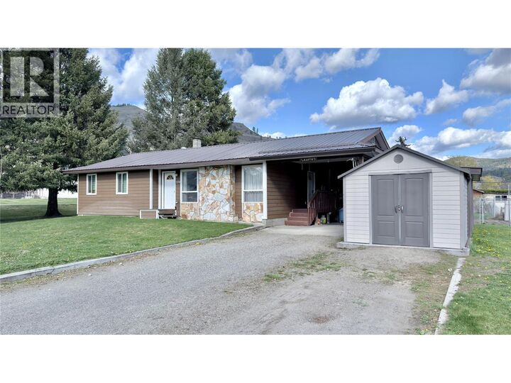 Property Photo: 570 Eholt Street BC V0H 1M0
