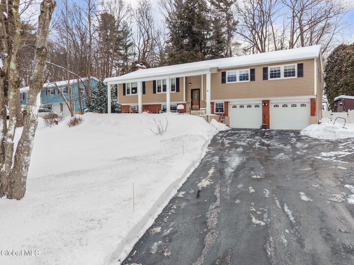 Property Photo:  41 Walden Glen  NY 12019 