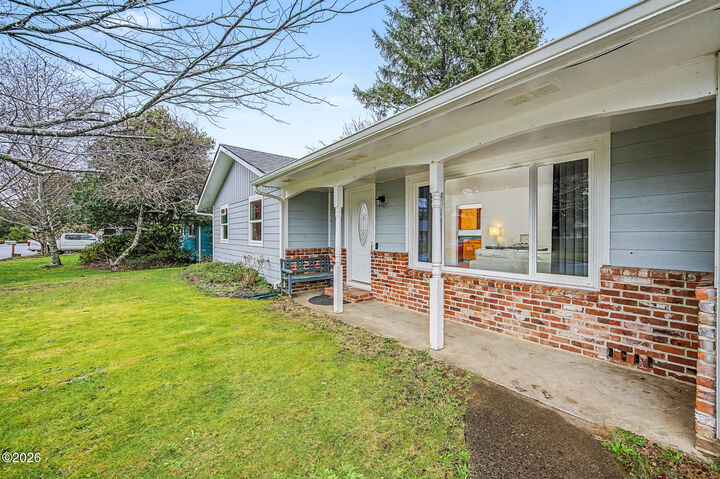 Property Photo: 1914 NE Crestview Place OR 97365