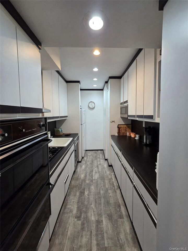 Property Photo:  89-40 151 5B  NY 11414 