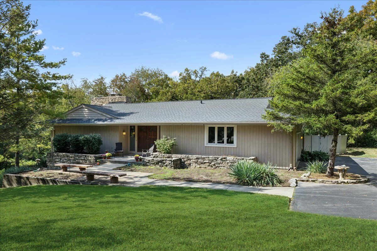 Property Photo:  25146 N West Tower Drive  IL 60010 