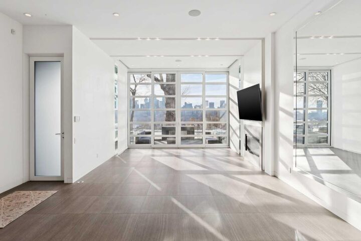 Property Photo:  530 Crescent Road NW  AB T2M 4A5 