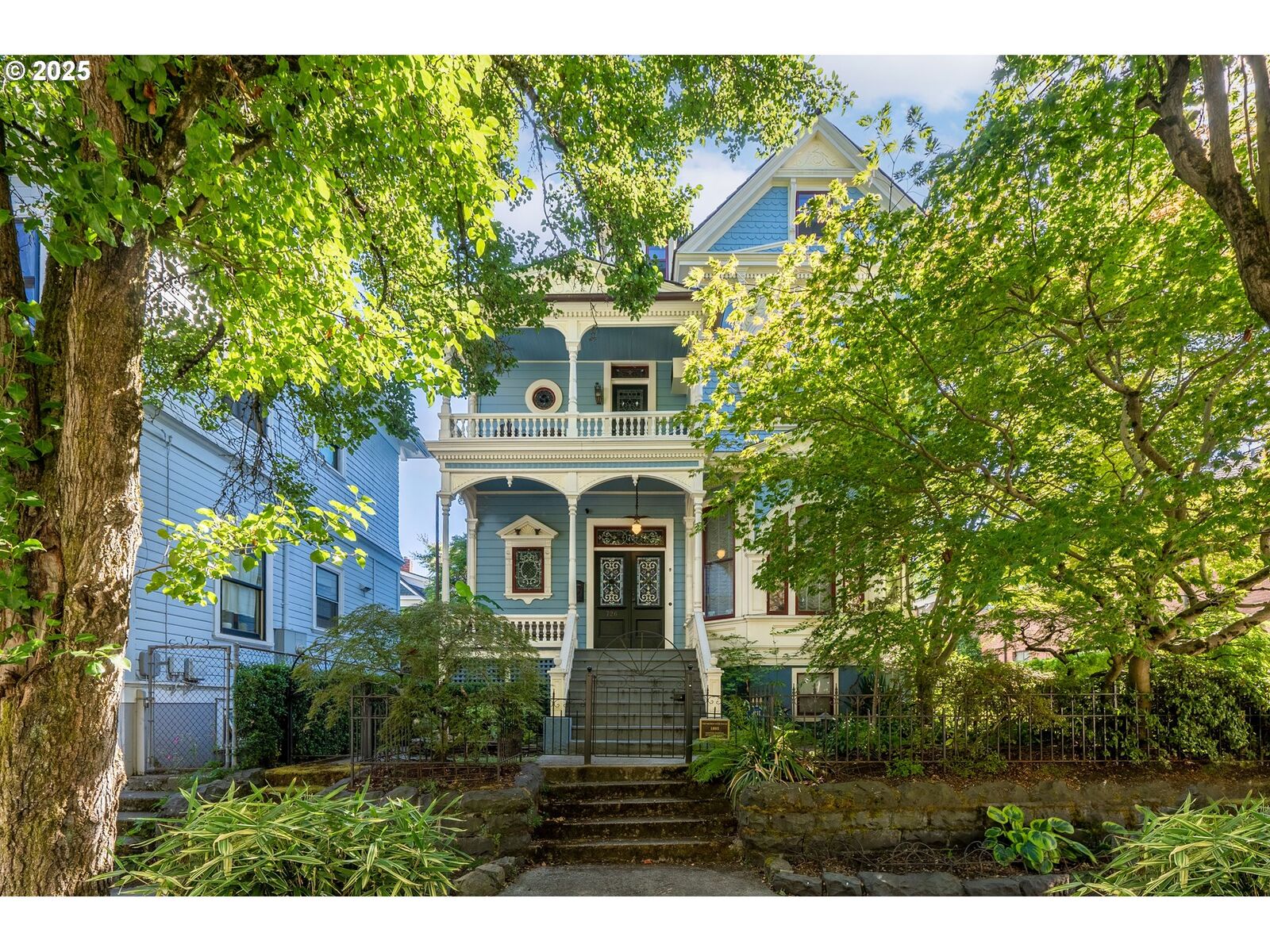 Property Photo:  726 NW 22nd Ave  OR 97210 