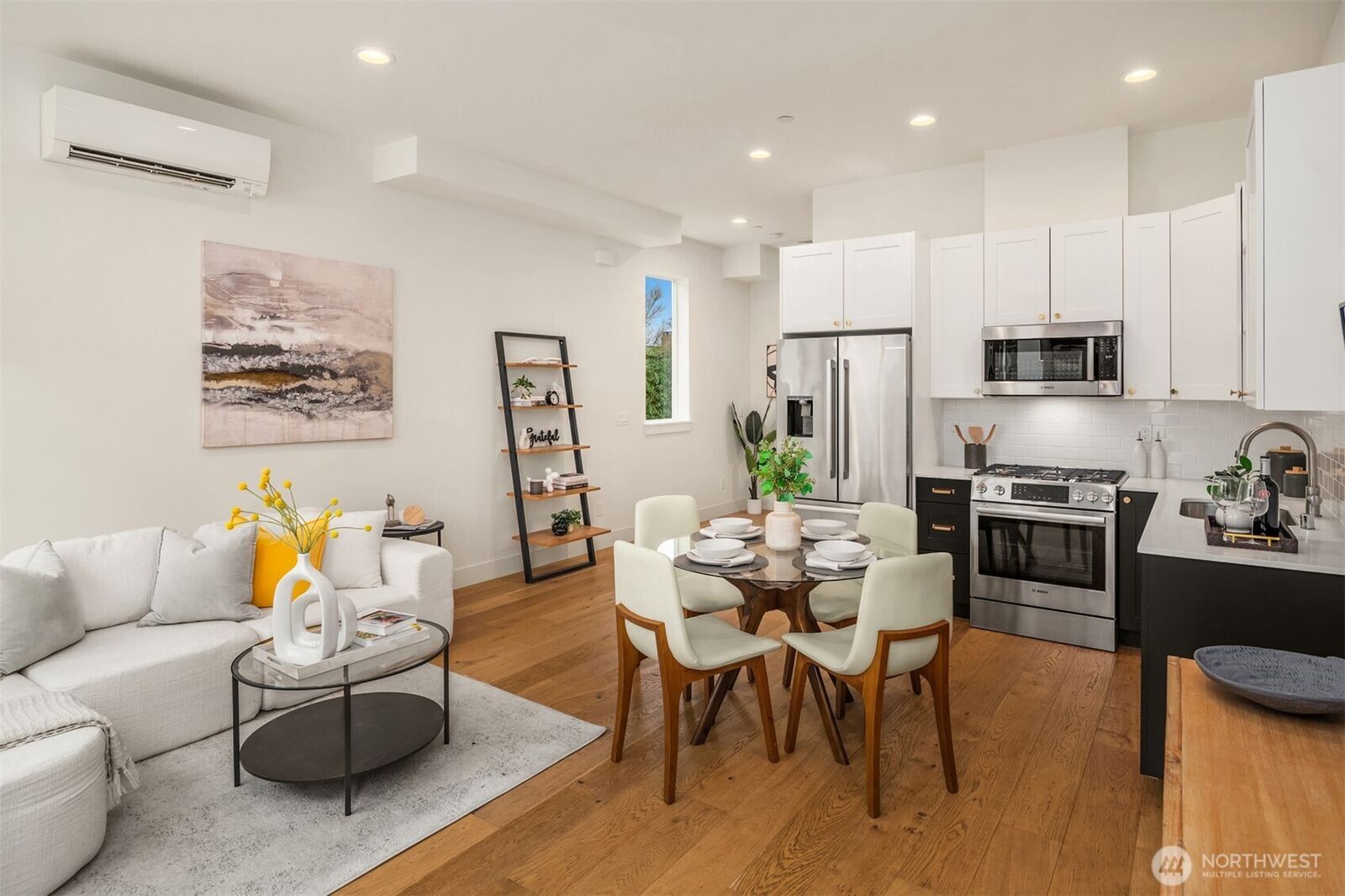 Property Photo:  2337  10th Avenue E D  WA 98102 