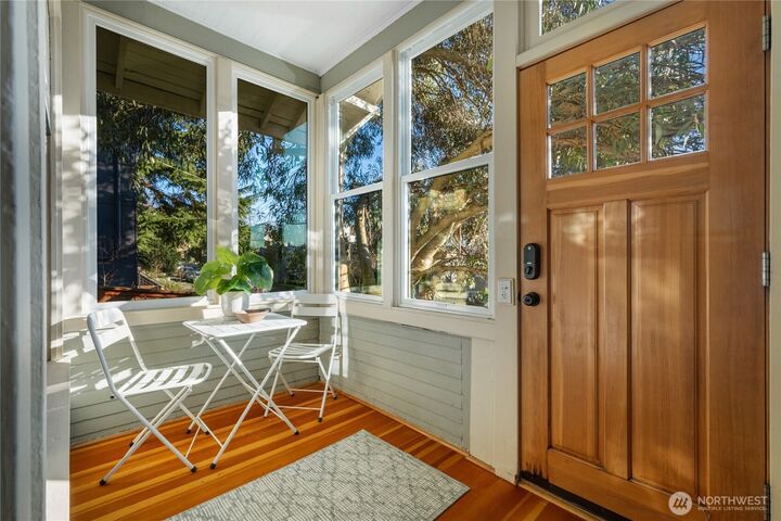 Property Photo:  406 N Bowdoin Place  WA 98103 