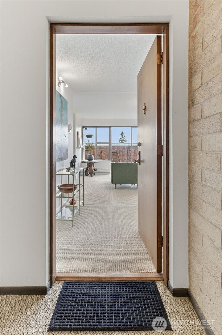 Property Photo:  912  3rd Avenue W 202  WA 98119 