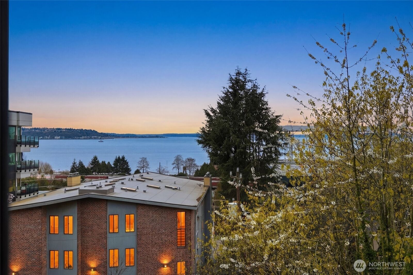 Property Photo:  620 W Mercer Place 2B  WA 98119 