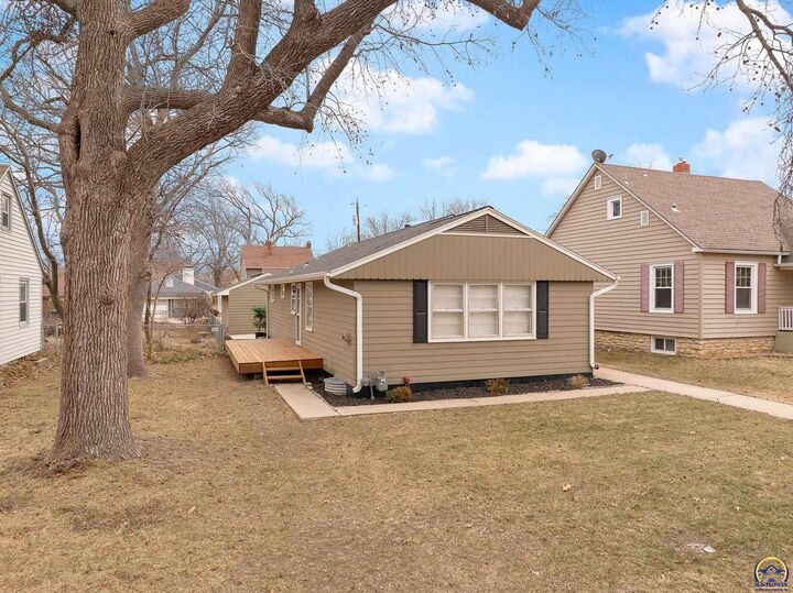Property Photo: 1530 SW Wayne Ave KS 66604