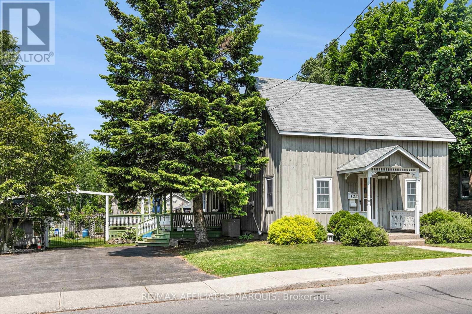 Property Photo:  122 Chambers Street  ON K7A 2Z3 