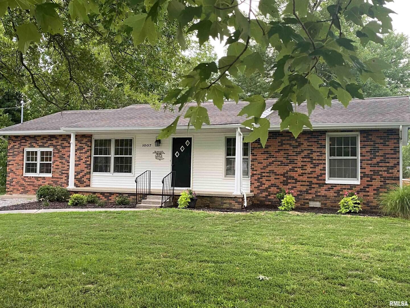 Property Photo:  1007 W Grand Avenue  IL 62918 