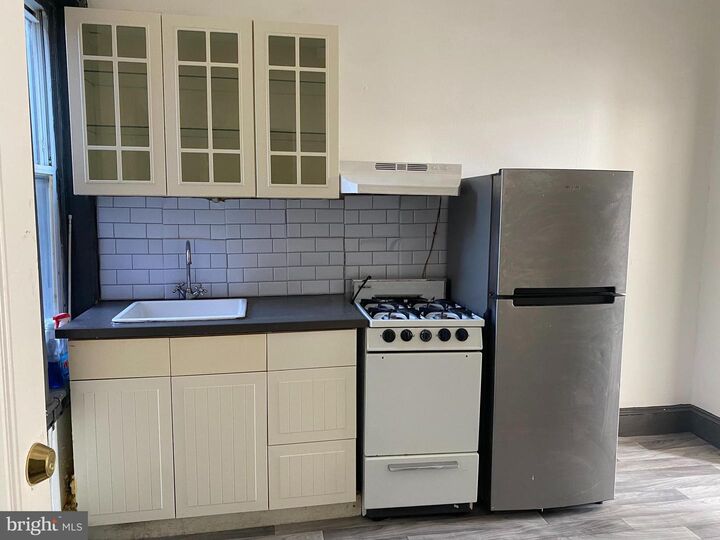 Property Photo: 3258 N Park Avenue 2R PA 19140