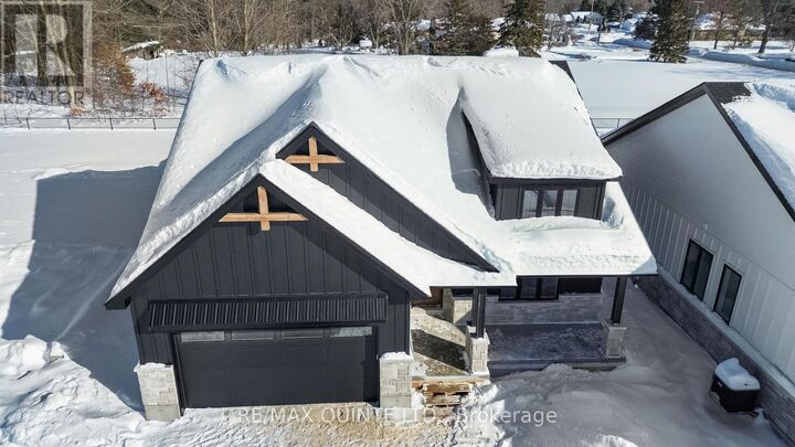 Property Photo:  8 Deerview Drive  ON K8V 0L8 