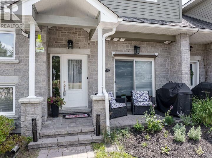 Property Photo:  44 Webb Circle  ON K0M 1S0 