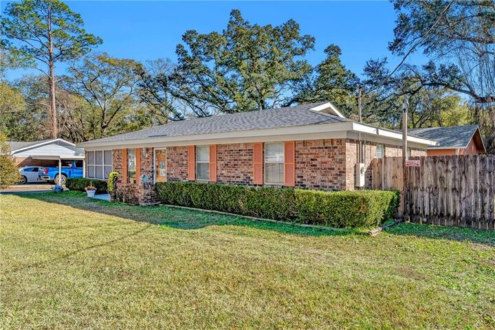 Property Photo: 7413 Wigfield Court AL 36619