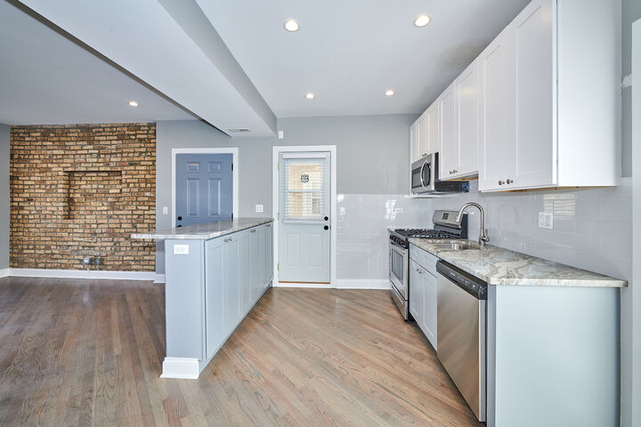 Property Photo:  5709 W Seminole Street 1  IL 60646 