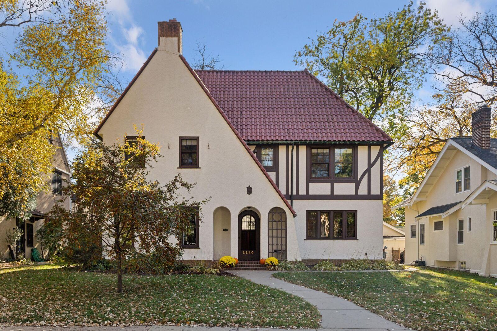 Property Photo:  2260 Sargent Avenue  MN 55105 