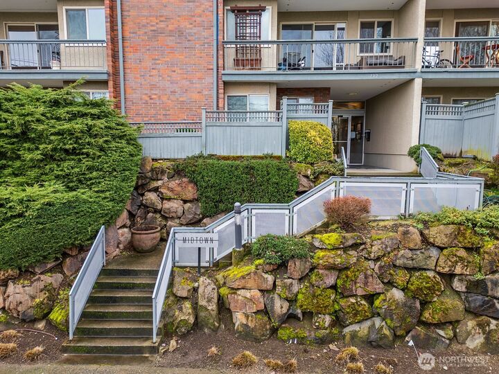 Property Photo:  732  11th Avenue E 304  WA 98102 