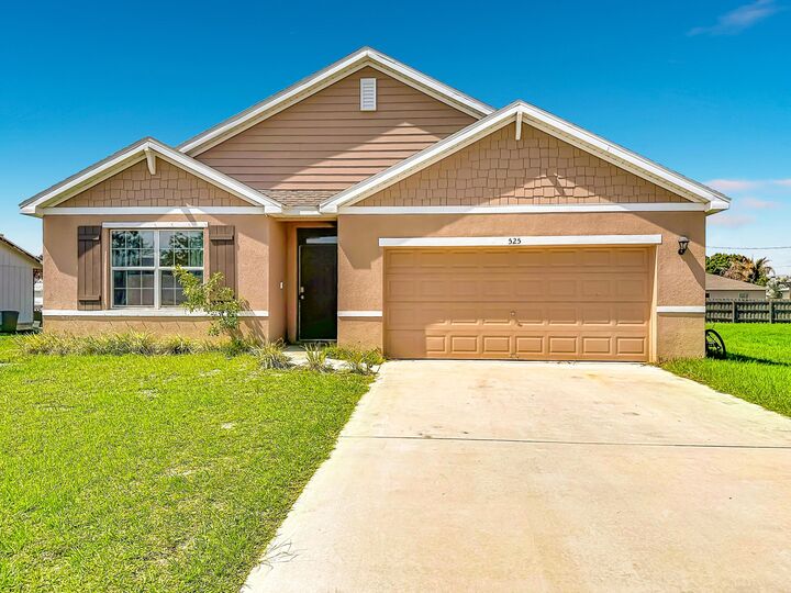 Property Photo:  525 SW Twig Avenue  FL 34983 