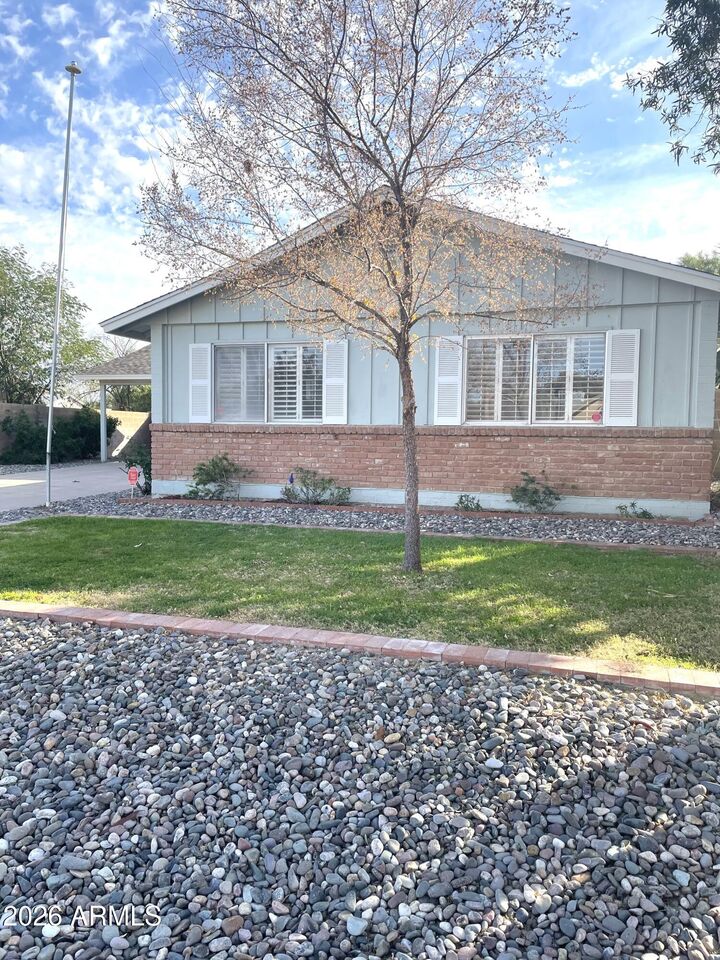 Property Photo:  2301 E Laurel Lane  AZ 85028 