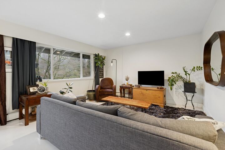 Property Photo:  555 W 28th Street 402  BC V7N 2J7 