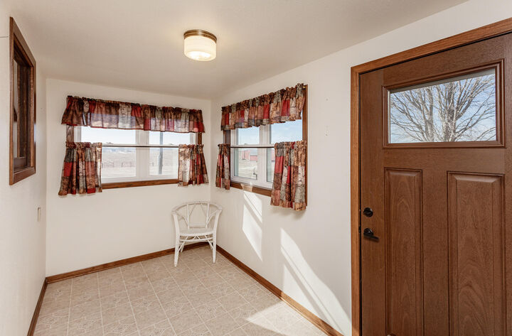 Property Photo:  456 W Avenue  IA 50014 