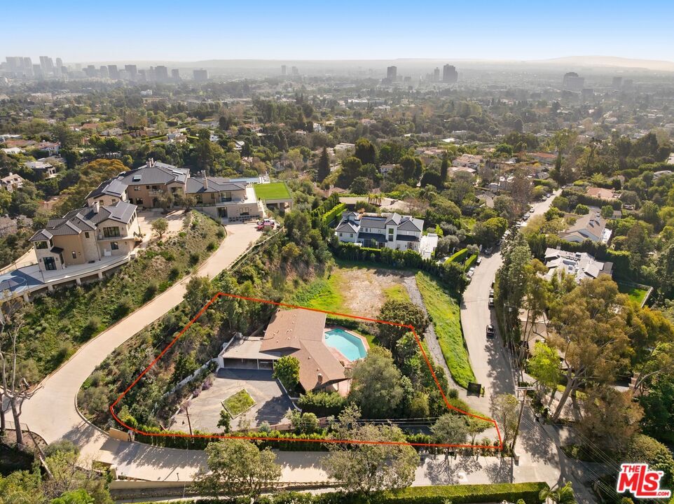 Property Photo: 590 N Tigertail Rd CA 90049