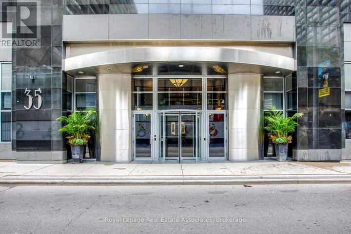 Property Photo:  35 Balmuto Street 2401  ON M4Y 0A3 