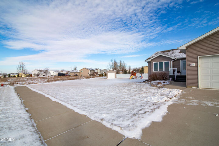 Property Photo:  1320 Nordland Way SE  ND 58554 