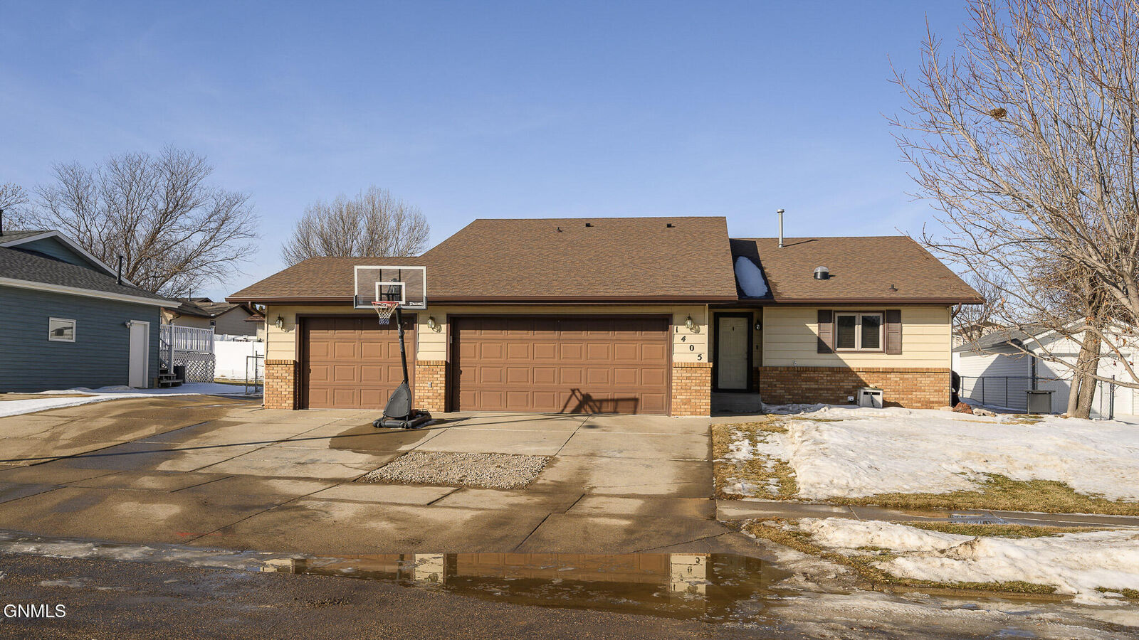 Property Photo:  1405 4th Avenue NE  ND 58554 