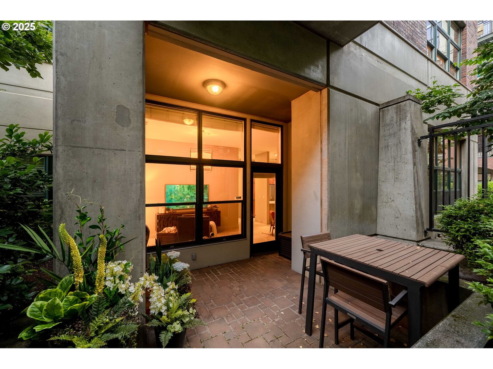 Property Photo:  820 NW 12th Ave 110  OR 97209 