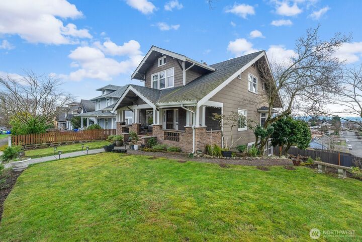 Property Photo:  3231  Grand Avenue  WA 98201 