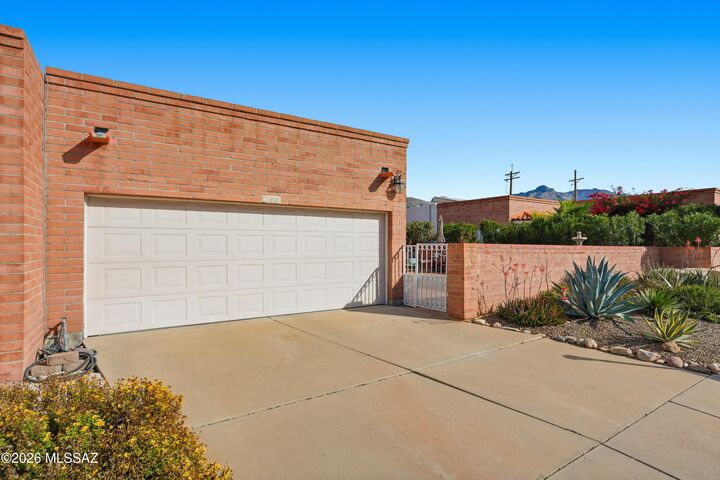 Property Photo:  190 W Greer Lane  AZ 85704 