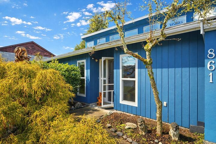 Property Photo:  861 Dunsmuir Cres  BC V9G 1N7 