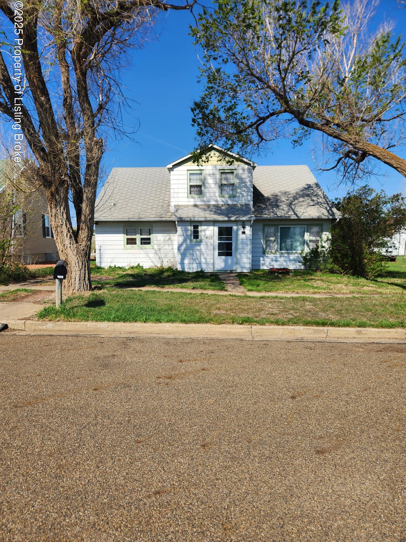 Property Photo:  409 B Street S  ND 58631 
