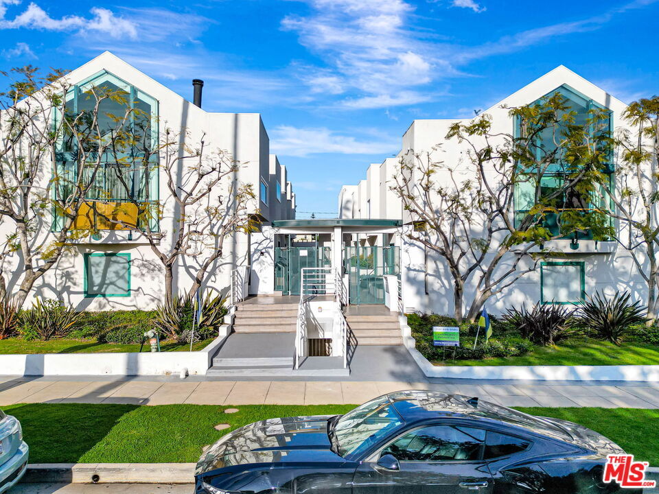 Property Photo:  811 21st St  CA 90403 