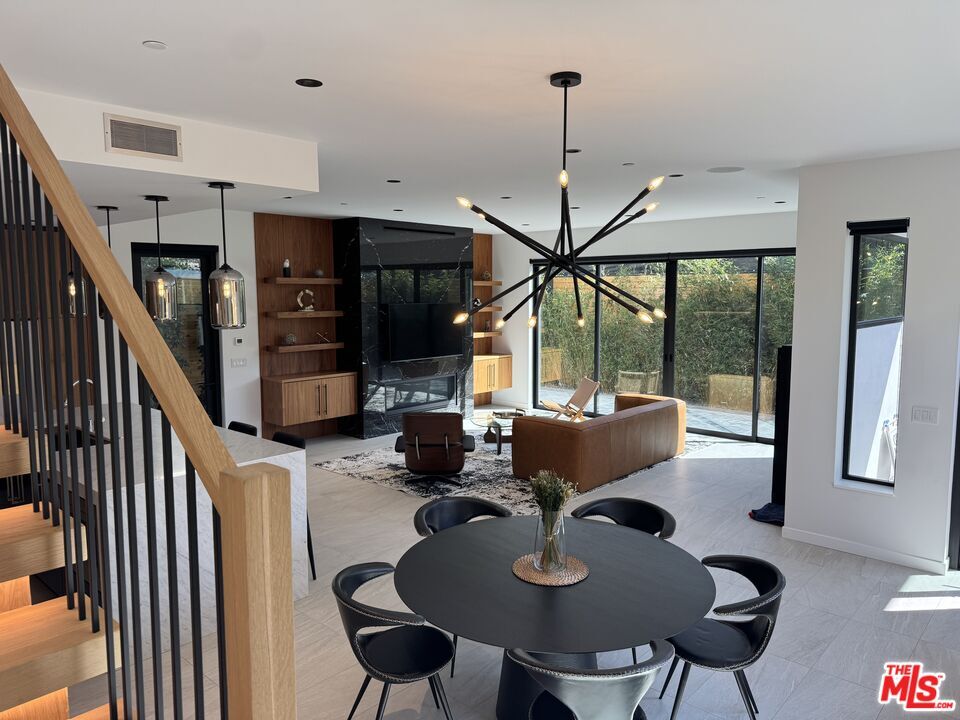 Property Photo:  212 Bay St  CA 90405 