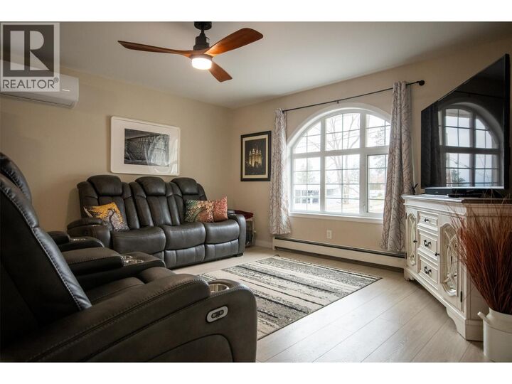 Photo de la propriété:  104 26th Avenue North  BC V0B 1G1 