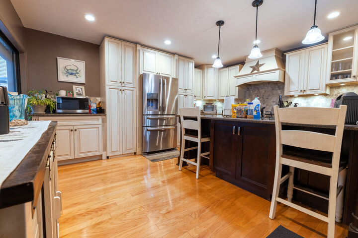 Property Photo: 300 NW Victoria Avenue FL 32548