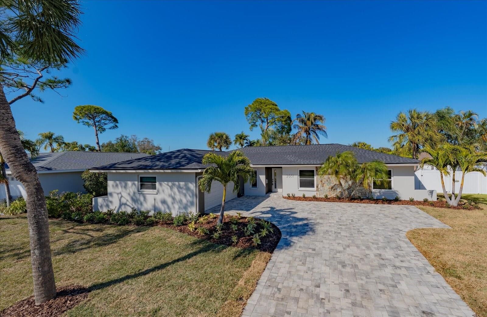 Property Photo:  2031 Tanglewood Way NE  FL 33702 