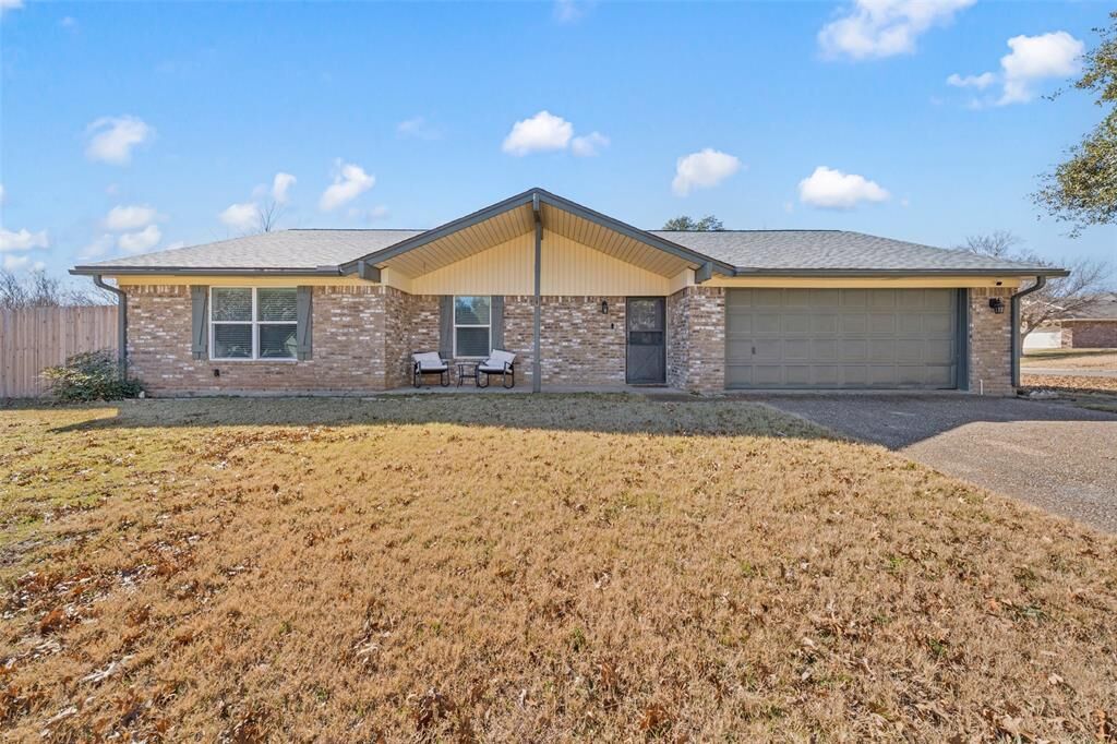 Property Photo:  201 Westhill Drive  TX 76643 